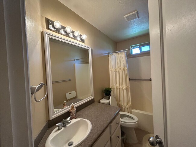 Building Photo - 3 Bedroom 2.5 Bathroom Upstairs Unit in Spanish Fork!