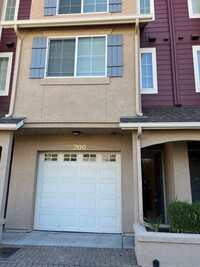 Building Photo - Beautiful  2 master suites Townhome