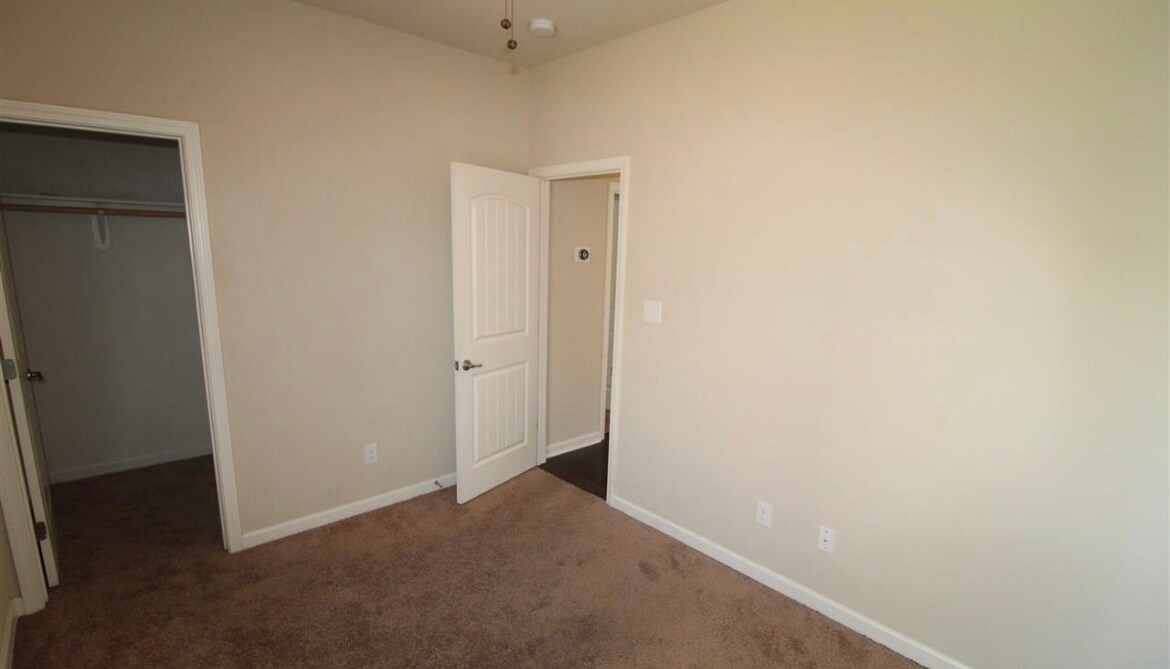 Building Photo - 6448 Oaks Edge Dr