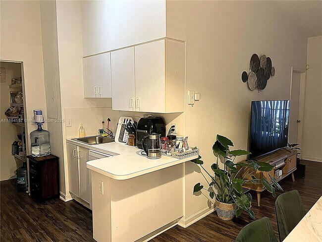 Building Photo - 3211 Sabal Palm Manor
