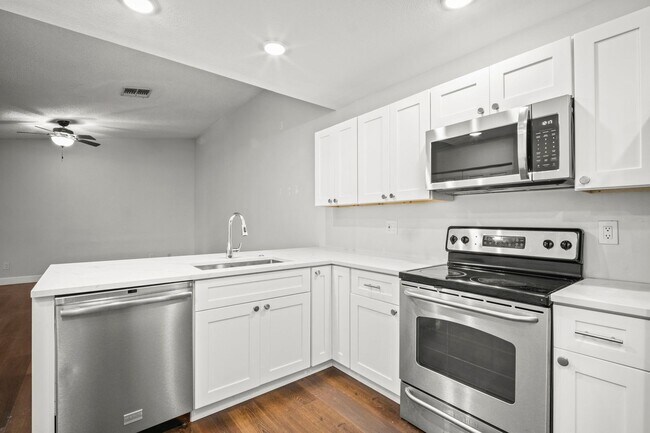 Building Photo - Newly remodeled 2 bedroom, 2 bathroom home...