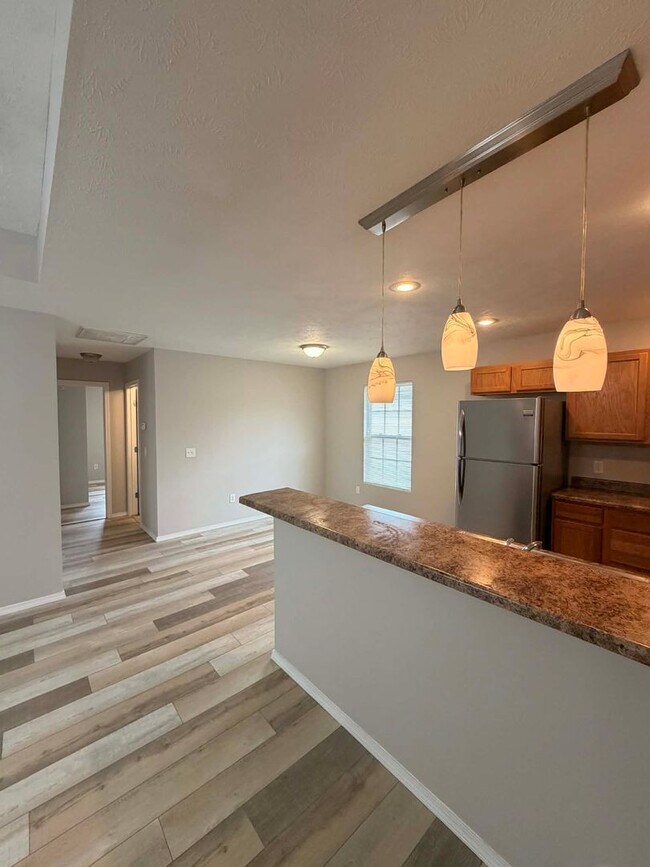 Building Photo - BEAUTIFUL 3 BEDROOM / 2 BATHROOM HOUSE IN JOPLIN MO- 2 CAR GARAGE!!