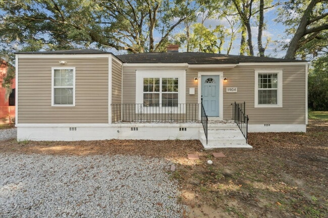 Building Photo - Charming Midtown Home – Updated and Move-I...
