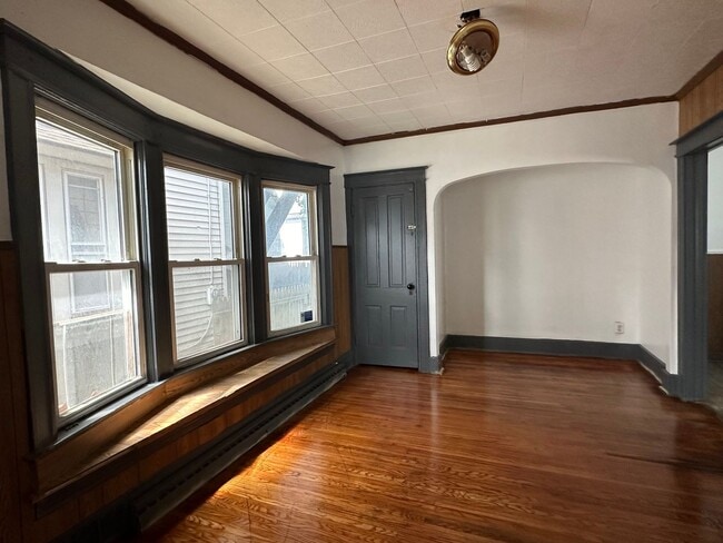 Building Photo - NICE 3 BEDROOMS WITH FULL BATH MOVE-IN READY!