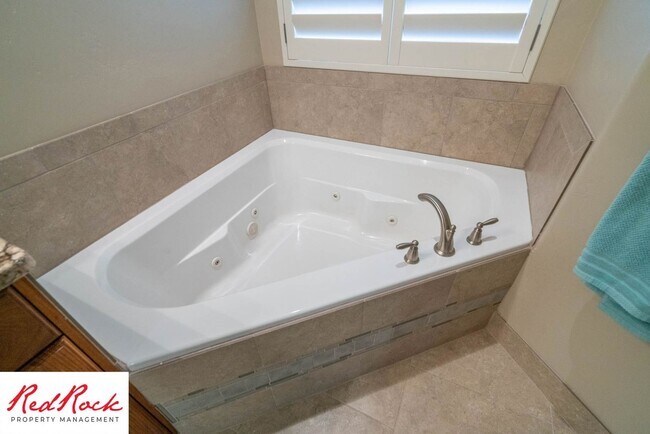 Building Photo - Stunning 2 Bedroom Fully Furnished Home. Community Pool & Mini Golf!