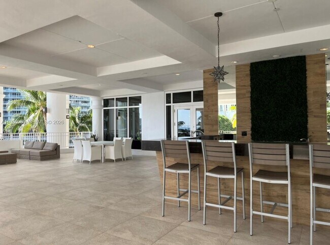 Building Photo - 801 Brickell Key Blvd