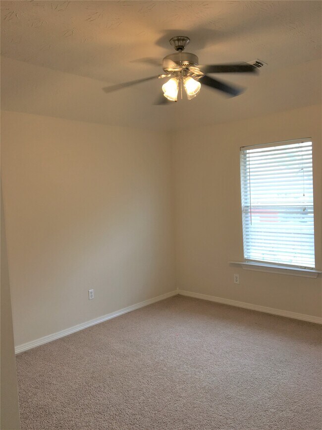 Building Photo - 2214 Valley View Crossing