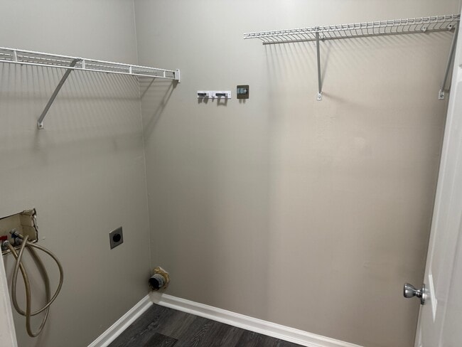 Building Photo - 1130 Parkview Cir N