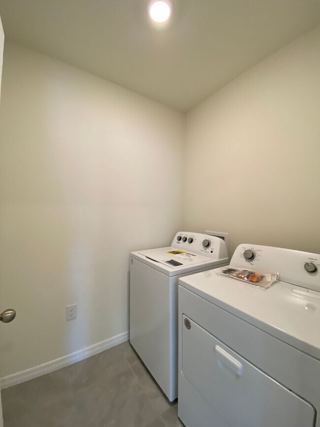 Building Photo - Lake Diamond-North - 4/2/2 *Available Now*...