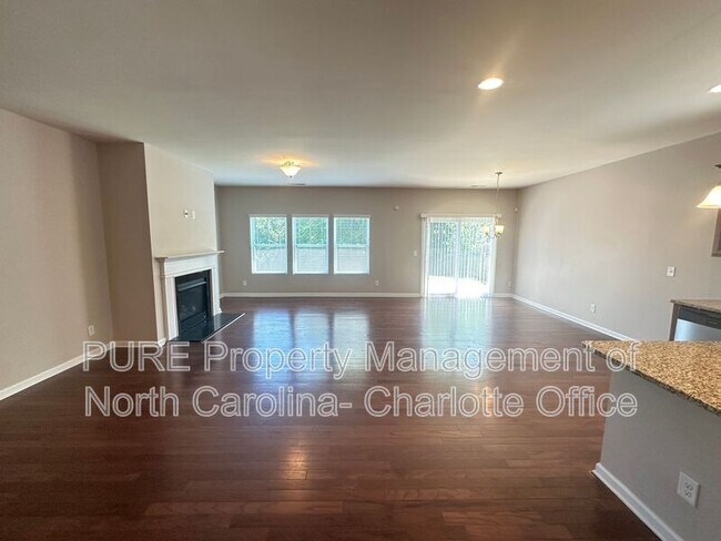 Building Photo - 3520 Larkhaven Ave SW