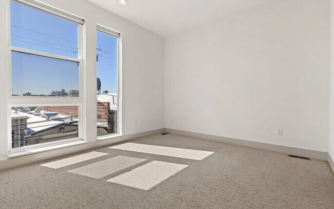 Building Photo - 2 Bedroom Townhome in the Heart of Rino!