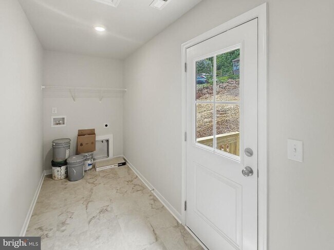 Building Photo - 441 High Top Rd