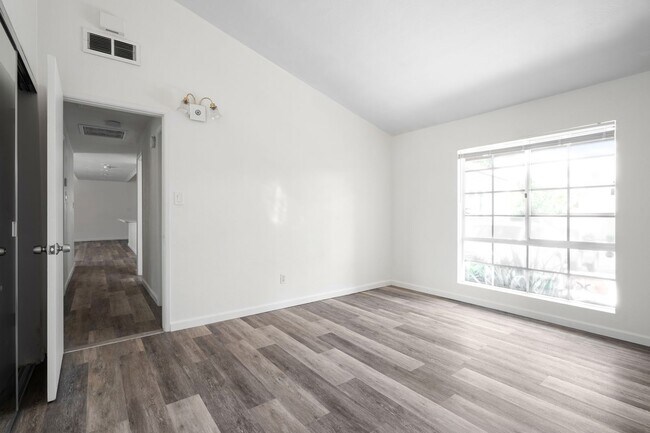 Building Photo - Oversized kitchen and living area!