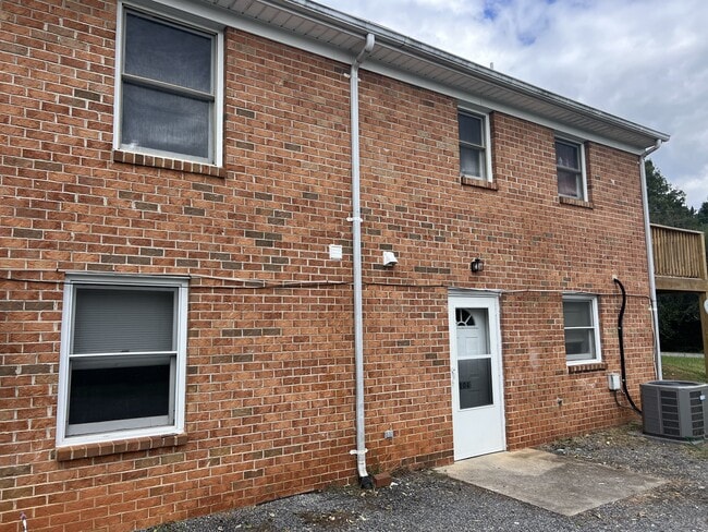 Building Photo - 612 Lexington Turnpike