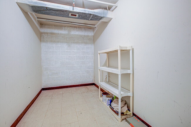 Building Photo - 5924 Cove Landing Rd