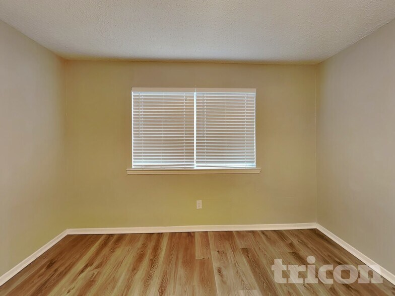Building Photo - 1210 Green Hill Dr