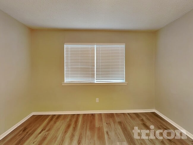 Building Photo - 1210 Green Hill Dr