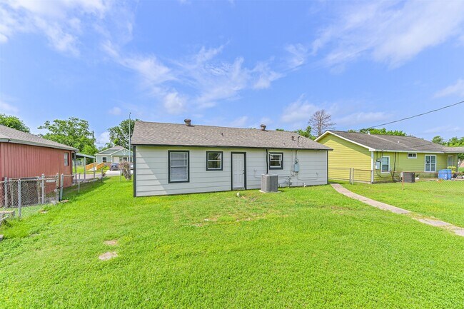 Building Photo - 5007 Northridge Dr