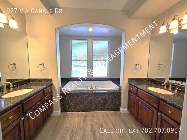 Building Photo - 927 Via Canale Dr