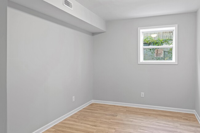 Building Photo - 555 Benson Dr
