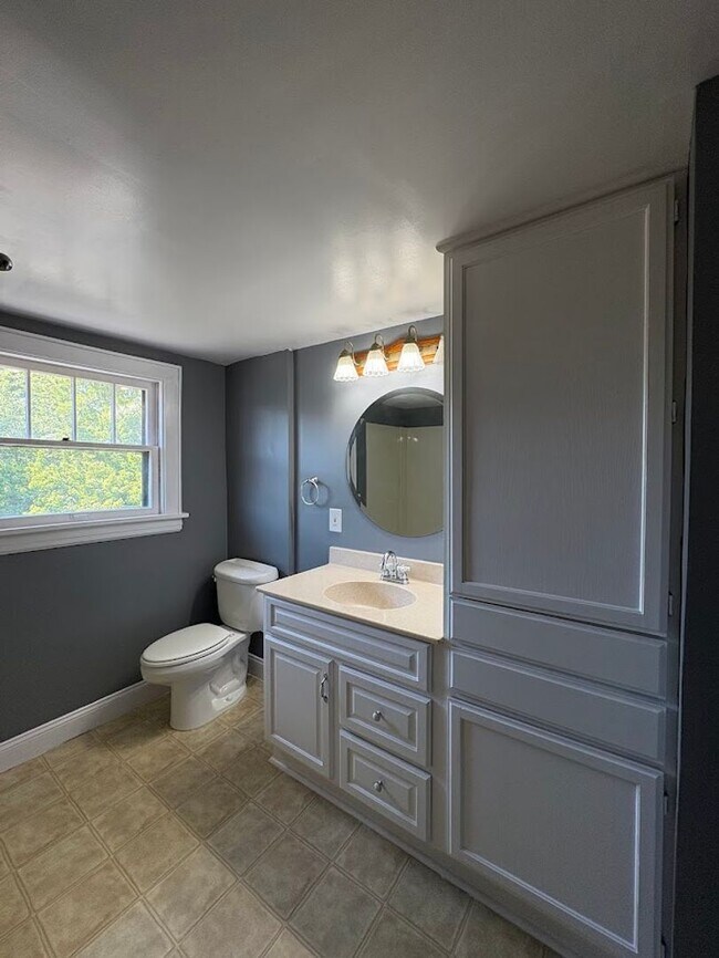 Building Photo - Three bedroom one bathroom home for rent
