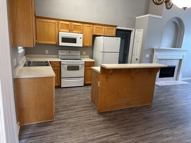 Building Photo - 641 Laurel Hill Cir