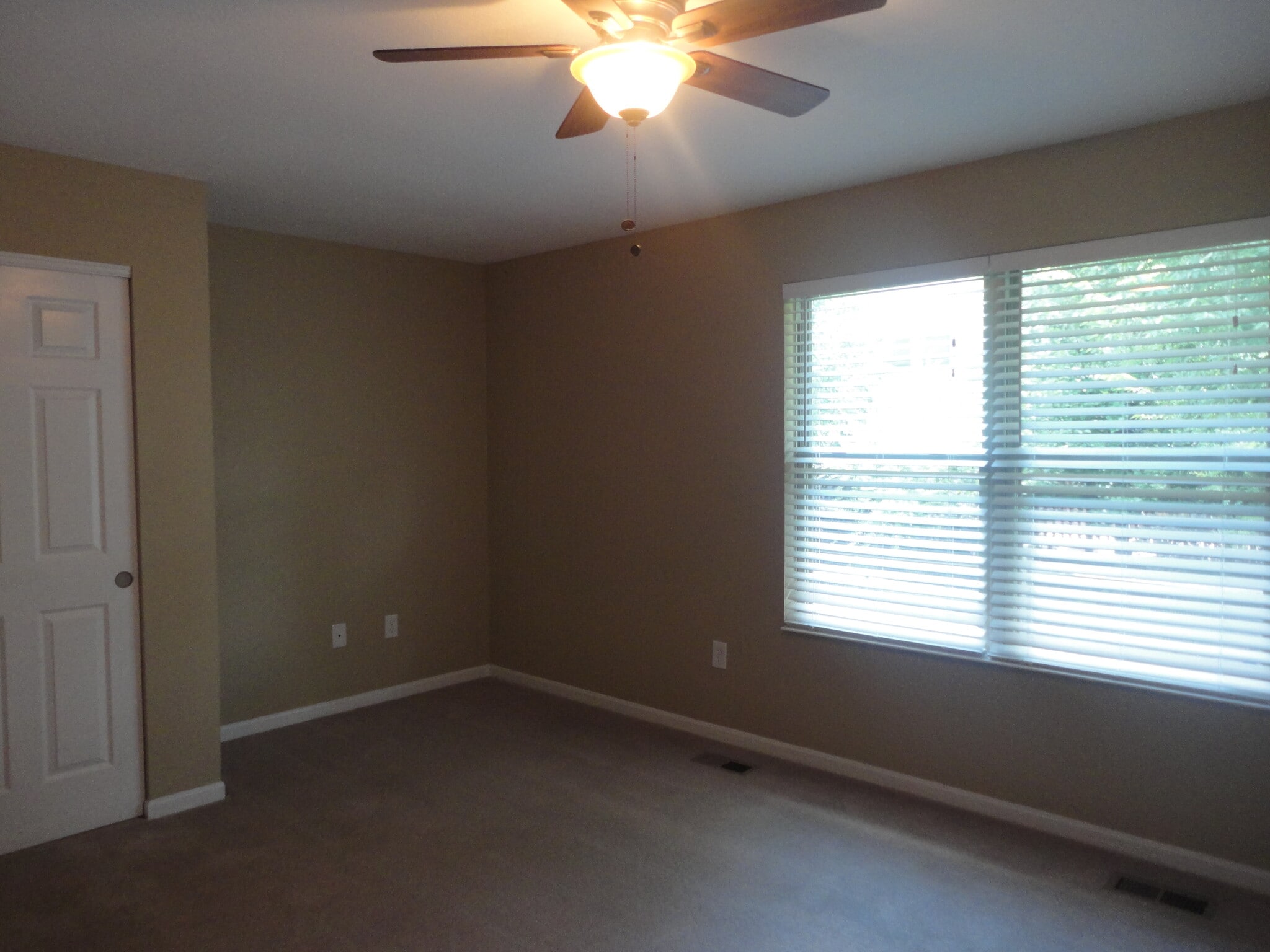 Building Photo - 3358 Village Dr