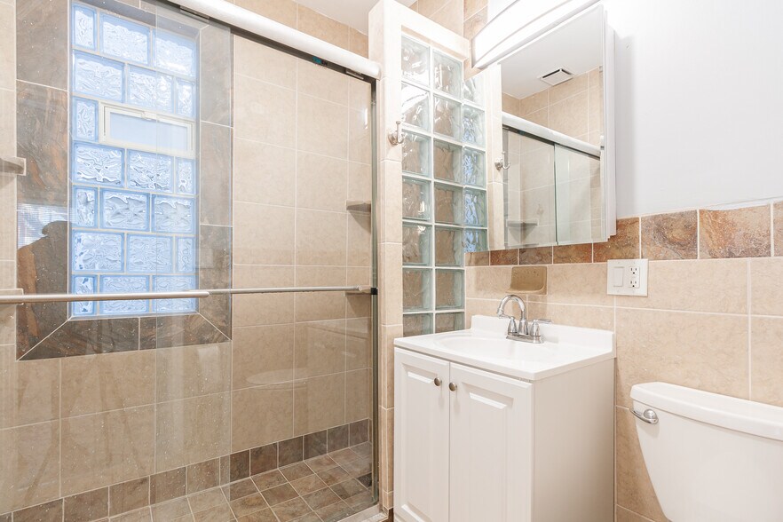 Building Photo - 2659 W Homer St