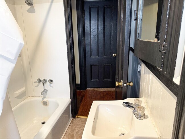 Building Photo - 6-7 Calihan Park