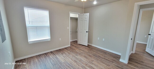 Building Photo - ra2701