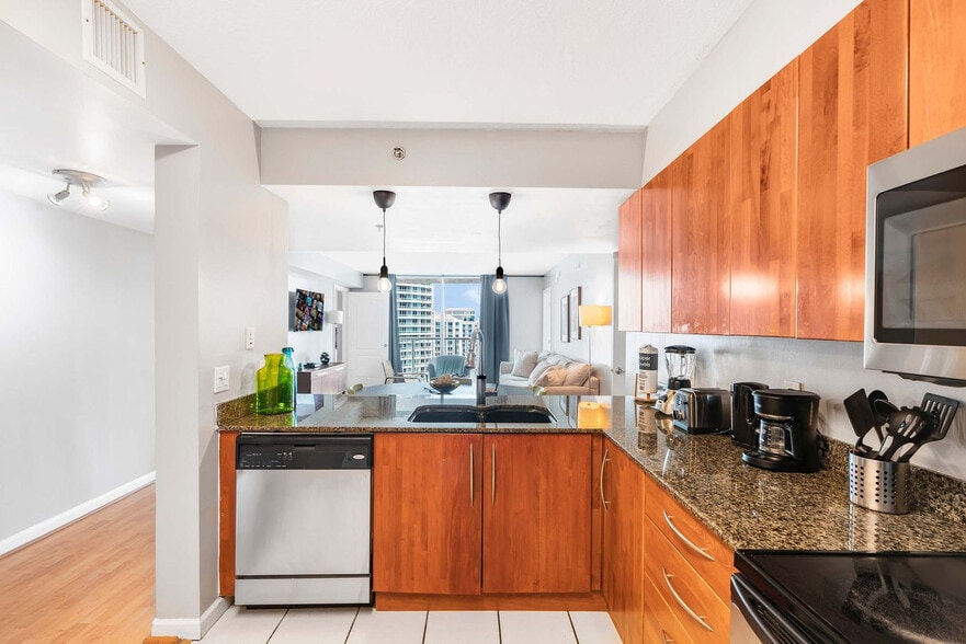 Building Photo - 1200 Brickell Bay Dr