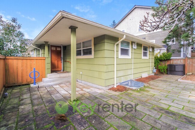 Building Photo - Stylish 4 Bedroom Steps from Shops, Cafes, and Parks