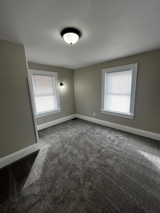 Building Photo - 438 Wales Rd NE