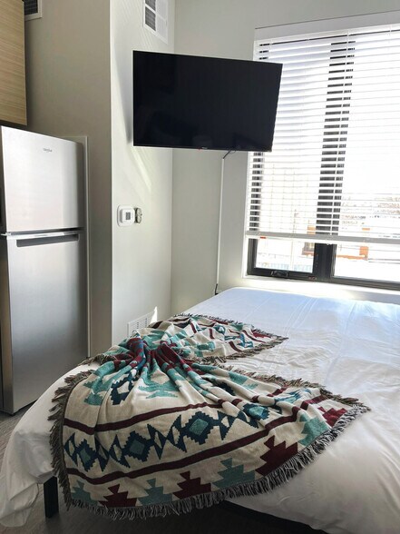 Building Photo - 2530 University Ave