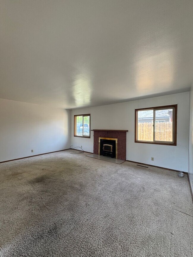 Building Photo - Spacious Home Near Hospital