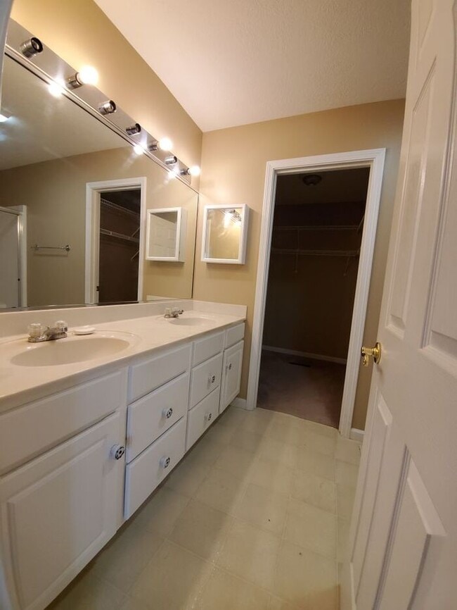 Building Photo - 3 Bedroom On Cul-de-sac, East Side Location