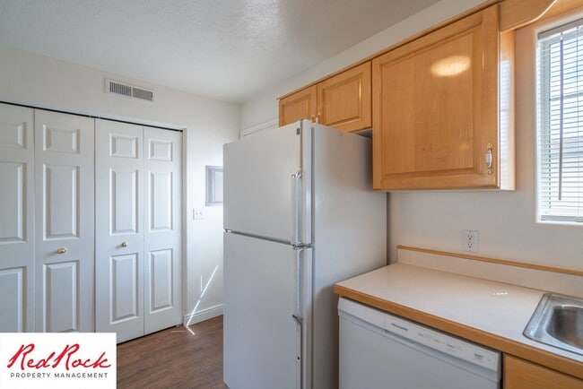 Building Photo - 2 Bedroom Townhome Available