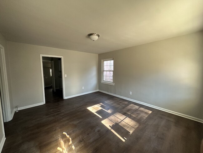 Building Photo - 424 34th Ave W