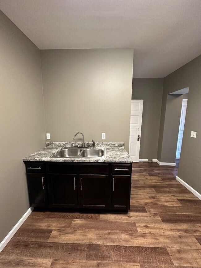 Building Photo - 820 York St