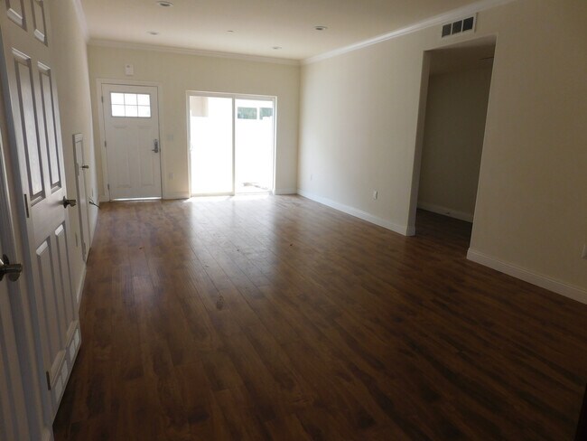 Interior Photo - 10211-10215 Tujunga Canyon Blvd