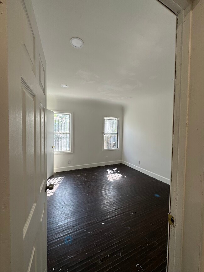 Building Photo - 619 S Bradfield Ave