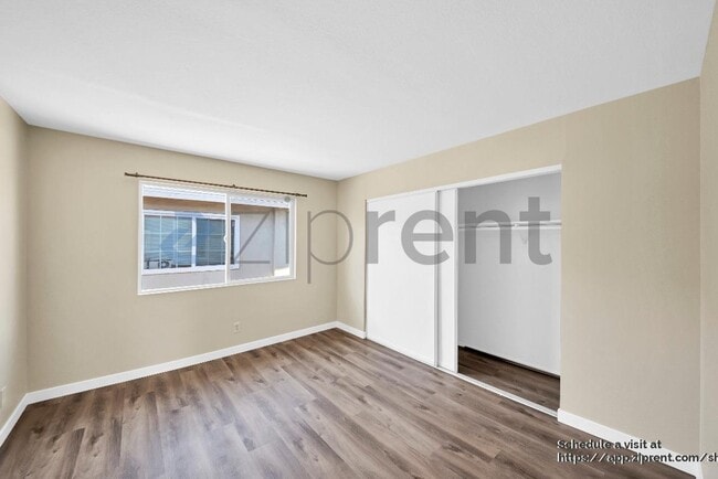 Building Photo - 2543 Hayes Dr