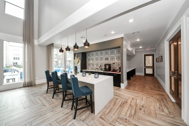Building Photo - 4840 N Shepherd Dr