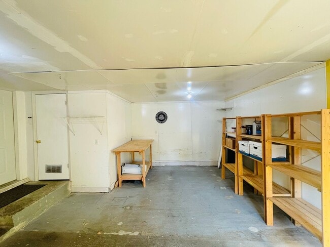 Building Photo - Massive House with Elegant Finishes in Madison Valley!