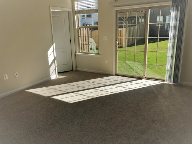 Building Photo - Beautiful End-Unit Townhome in New Post!