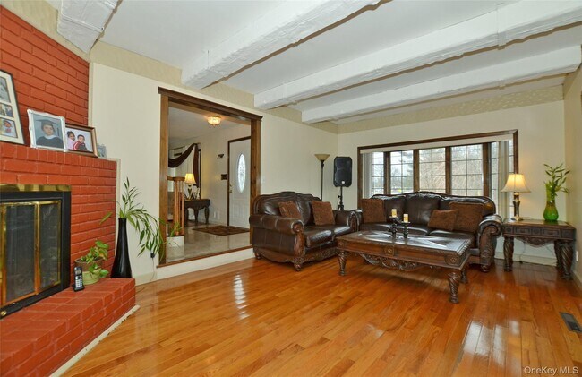 Building Photo - 327 Town Line Rd