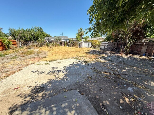 Building Photo - 2 Bedroom 1 Bath Home