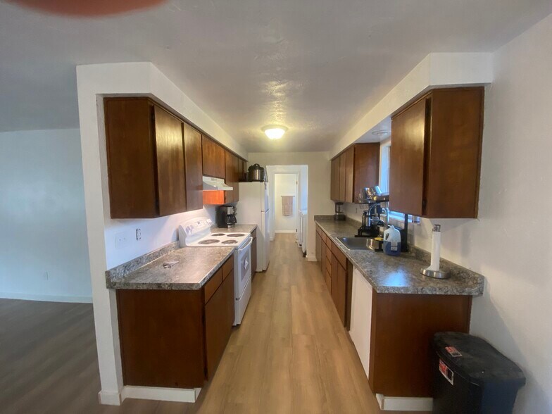 Kitchen 1 - 880 N Cloverleaf Loop