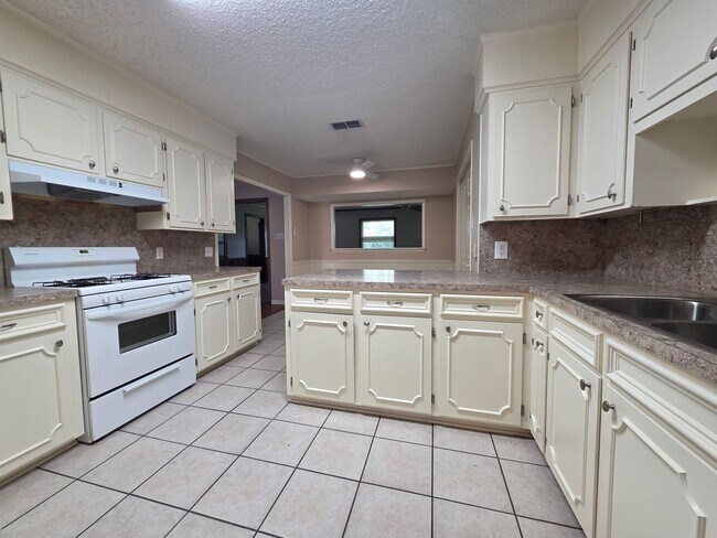 Building Photo - 1404 Woodbridge Dr