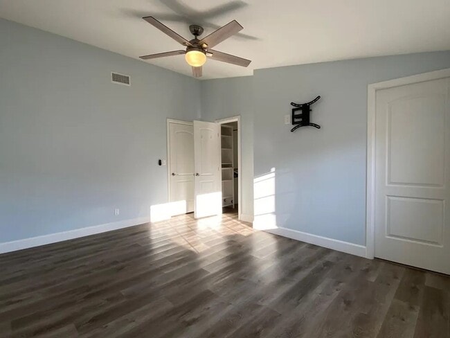 Building Photo - 814 N Waverly St